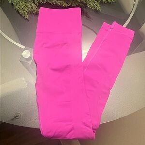 GYMSHARK ENERGISE SEAMLESS LEGGINGS— VIBRANT PINK— SIZE S